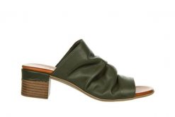 Klapki Bayla-161 066 1706 281 Dark Olive 161462, Zielony, Skóra naturalna - 37. Zielone klapki damskie Bayla, bez wzorów, z gumy, bez obcasa, na koturnie, bez zapięcia. W wyprzedaży za 179.10 zł.