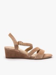 Jasnobrązowe sandały na koturnie. Brązowe sandały damskie Ryłko, bez wzorów, ze skóry, z okrągłym noskiem, bez obcasa, na koturnie, bez zapięcia. Za 399.99 zł.