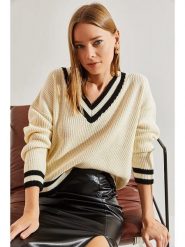 Bianco Lucci Sweter w kolorze beżowym rozmiar: onesize. Brązowe swetry klasyczne damskie Bianco Lucci, ze splotem, bez kołnierzyka. Za 61.46 zł.