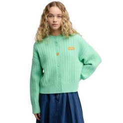 Damski kardigan z dzianiny Siroko Apollo-W Green. Zielone kardigany damskie SIROKO, bez wzorów, z dzianiny. Za 169.00 zł.