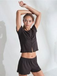 Piżama dwuczęściowa z krótkim rękawem z domieszką wiskozy - szary. Szare piżamy damskie Sinsay, bez wzorów, z wiskozy, bez ramiączek. Za 49.99 zł.