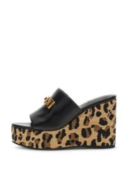 Guess Klapki FLJE3V ELE04 Czarny. Czarne klapki damskie Guess, z aplikacjami, ze skóry, bez obcasa, bez zapięcia. Za 549.99 zł.