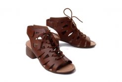 Rieker Remonte R8776-24 Brązowy, sandały damskie. Brązowe sandały damskie Rieker Remonte, bez wzorów, ze skóry, bez obcasa, bez zapięcia. Za 389.90 zł.