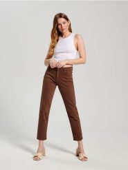 Jeansy straight mid waist - brązowy. Brązowe jeansy damskie Sinsay. W wyprzedaży za 49.99 zł.