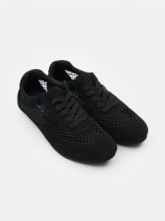 Sznurowane trampki oddychające - czarny. Czarne trampki damskie Sinsay, bez wzorów, bez zapięcia. W wyprzedaży za 21.99 zł.