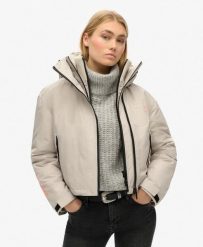 Superdry Kurtka SD Windbreaker z kapturem i haftem – Krój boxy. Brązowe kurtki sportowe damskie Superdry, bez wzorów, z materiału, z kapturem. Za 400.55 zł.
