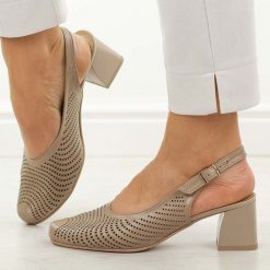 Cappucciono skórzane Polskie czółenka damskie Deoni D136. Czółenka damskie Deoni, w ażurowe wzory, ze skóry, bez obcasa, na obcasie. W wyprzedaży za 386.10 zł.