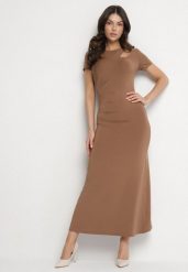 Brązowa Sukienka o Dopasowanym Fasonie z Lekkimi Marszczeniami Aporea. Brązowe sukienki damskie Born2be, bez wzorów, eleganckie, bez ramiączek. Za 179.99 zł.