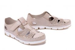 RIEKER 49958-61 beige, półbuty letnie damskie. Brązowe półbuty damskie Rieker, na lato, w ażurowe wzory, bez obcasa, bez zapięcia. Za 303.92 zł.