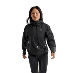 Kurtka trekkingowa damska Arc'teryx Beta SL. Czarne kurtki damskie Arc'teryx, bez wzorów, bez kaptura. Za 2,039.99 zł.