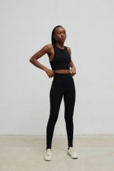 Legginsy z cienkiej prążkowanej dzianiny w kolorze TOTALLY BLACK - HIPS LIGHT-XS. Czarne legginsy damskie Marsala, uniwersalny, bez wzorów, z bawełny. Za 199.90 zł.