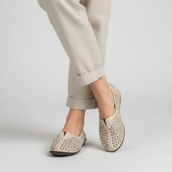 Półbuty damskie Artiker, cholewka skóra naturalna perforowana wsuwana konstrukcja miękkie wykończenie niski profil elastyczne boki lekka forma, beżow. Brązowe półbuty damskie Artiker, bez wzorów, ze skóry, bez obcasa, na płaskiej podeszwie, bez zapięcia. Za 209.00 zł.