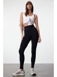 Trendyol Legginsy sportowe w kolorze czarnym rozmiar: XS/S. Czarne legginsy sportowe damskie Trendyol, s, bez wzorów, z podwyższonym stanem, outdoorowe. Za 57.20 zł.