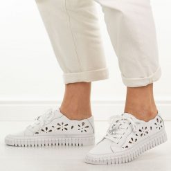 Białe ażurowe skórzane półbuty damskie Cambell 19432. Białe półbuty damskie Cambell, na jesień, w ażurowe wzory, z jeansu, bez obcasa, na płaskiej podeszwie, bez zapięcia. Za 219.00 zł.
