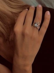 Les Petites Précieuses Srebrny pierścionek z kamieniami szlachetnymi rozmiar: 54. Różowe pierścionki damskie Les Petites Précieuses, z cyrkonią, srebrne. Za 289.20 zł.