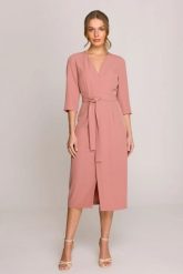 Elegancka sukienka midi z dekoltem V i rozcięciem różana. Czerwone sukienki damskie Stylove, bez wzorów, biznesowe, bez ramiączek. Za 389.00 zł.