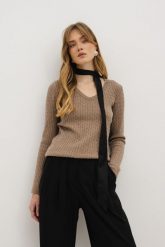 WEŁNIANY SWETER BETTY TAUPE S - Flawless. Swetry klasyczne damskie Flawless, l, z wełny, bez kołnierzyka. Za 413.00 zł.