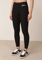 Czarne Legginsy w Prążki z Wysokim Stanem Ozdobione Haftowanym Napisem Aegerine. Czarne legginsy sportowe damskie Born2be, m, z aplikacjami, z jeansu, z podwyższonym stanem. Za 29.99 zł.