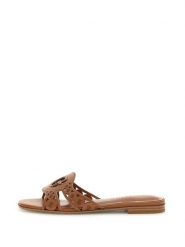 Guess Klapki FLJCS2 LEA03 Brązowy. Brązowe klapki damskie Guess, z aplikacjami, ze skóry, bez obcasa, bez zapięcia. Za 499.99 zł.