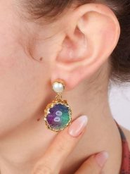 L'Atelier de Gaia Pozłacane kolczyki-wkrętki z kwarcem i perłami rozmiar: onesize. Białe kolczyki damskie L'Atelier de Gaia, z kwarcem, pozłacane. Za 87.61 zł.