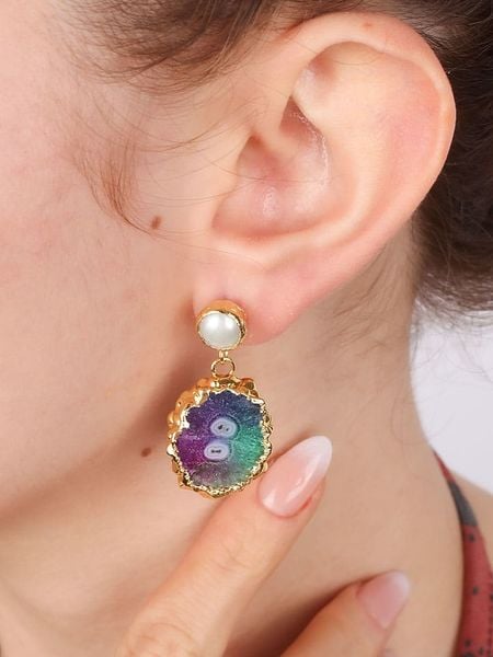 L'Atelier de Gaia Pozłacane kolczyki-wkrętki z kwarcem i perłami rozmiar: onesize. Białe kolczyki damskie L'Atelier de Gaia, z kwarcem, pozłacane. Za 78.66 zł.