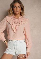 Różowa Bluzka z Bawełny Zdobiona Ażurowym Haftem i Falbaną Nevole. Czerwone bluzki damskie Renee, m, z aplikacjami, z bawełny, eleganckie, bez kołnierzyka, bez ramiączek. Za 39.99 zł.