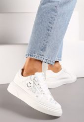 Biało-Srebrne Sneakersy z Napisami i Odpinanym Brelokiem z Uśmiechniętą Buźką Namist. Białe obuwie sportowe damskie Born2be, z materiału, bez zapięcia. Za 89.99 zł.