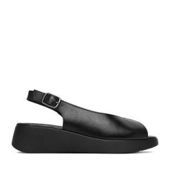 Sandały Lasocki. Czarne sandały damskie Lasocki, bez wzorów, bez obcasa, na płaskiej podeszwie, bez zapięcia. Za 169.99 zł.