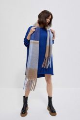 Szal w kratkę z frędzlami niebieski. Niebieskie szaliki damskie MOODO, bez wzorów, z poliesteru. W wyprzedaży za 55.99 zł.