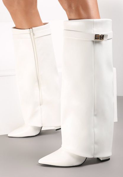 Białe Kozaki z Szeroką Cholewką i Szpiczastym Noskiem Sumehra. Białe kozaki damskie Renee, z jeansu, ze szpiczastym noskiem, przed kolano, bez obcasa, na obcasie, bez zapięcia. Za 169.99 zł.