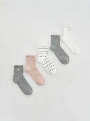 Długie skarpety 5 pack - pastelowy róż. Czerwone skarpetki damskie Reserved, bez wzorów. Za 49.99 zł.