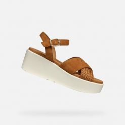 Sandały GEOX D XAND 2.2S Brązowy. Brązowe sandały damskie Geox, bez wzorów, ze skóry, bez obcasa, bez zapięcia. Za 381.99 zł.