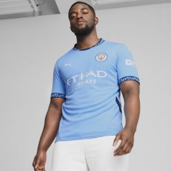 Koszulka piłkarska Puma Manchester City domowa sezon 24/25. Bluzki damskie Puma, s, bez wzorów, z materiału, bez kołnierzyka, bez ramiączek. Za 279.99 zł.