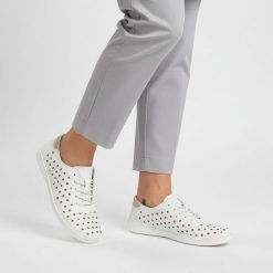 Półbuty damskie S.Barski, cholewka ze skóry naturalnej gładkiej z perforacją na całej powierzchni klasyczne sznurowanie zaokrąglony nosek niski fason. Białe półbuty damskie S.BARSKI, bez wzorów, z jeansu, bez obcasa, na płaskiej podeszwie, bez zapięcia. Za 189.00 zł.