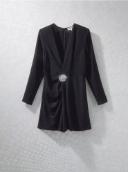 Kombinezon z ozdobnym detalem - czarny. Czarne kombinezony damskie Reserved, l, bez wzorów, z tkaniny, bez kołnierzyka, bez ramiączek. W wyprzedaży za 159.99 zł.