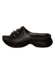 Crocs Klapki "Bae Studded Slide" w kolorze czarnym rozmiar: 42/43. Czarne klapki damskie Crocs, bez wzorów, z otwartym noskiem, bez obcasa, bez zapięcia. Za 184.95 zł.