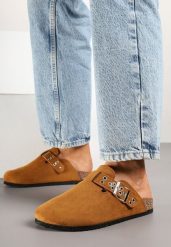 Brązowe Klapki Mule w Stylu Chodaków z Klamrą Lanaris. Brązowe klapki damskie Born2be, bez wzorów, bez obcasa, na płaskiej podeszwie, bez zapięcia. Za 74.99 zł.