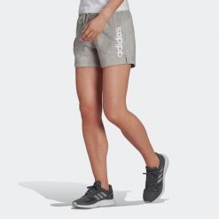 Spodenki fitness damskie Adidas. Białe spodenki sportowe damskie Adidas, s, bez wzorów, z bawełny, na fitness i siłownię. Za 89.99 zł.