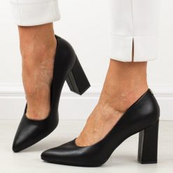 Czarne pu czółenka damskie na słupku Sergio Leone Pb216. Czarne czółenka damskie Sergio Leone, bez wzorów, ze skóry, bez obcasa, na słupku. Za 159.00 zł.