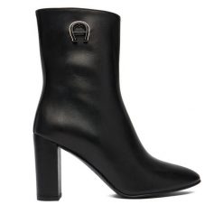Botki Aigner. Czarne botki damskie Aigner, bez obcasa, na słupku, bez zapięcia. Za 2,339.00 zł.