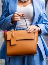 Victor & Hugo Paris Skórzana torebka "Nael" w kolorze karmelowym - 26,5 x 21 x 8,5 cm rozmiar: onesize. Brązowe torebki klasyczne damskie Victor & Hugo Paris, z materiału, przez ramię, bez dodatków. Za 335.02 zł.