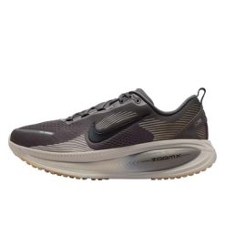 Nike Vomero 18 Medium Ash College Grey. Szare obuwie sportowe damskie Nike, z meshu, bez zapięcia, do biegania. W wyprzedaży za 864.31 zł.