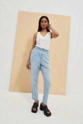 Jeansy paper bag błękitne. Niebieskie jeansy damskie MOODO. W wyprzedaży za 59.99 zł.