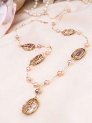 Pierres de Jade Pozłacany naszyjnik z elementami ozdobnymi - dł. 45 cm rozmiar: onesize. Brązowe naszyjniki damskie Pierres de Jade, z perłą, pozłacane. Za 130.99 zł.