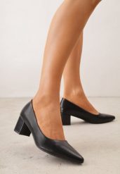 Czarne Skórzane Czółenka VICES na Słupkowym Obcasie Nerilise. Czarne czółenka damskie Renee, bez wzorów, z satyny, bez obcasa. Za 149.99 zł.