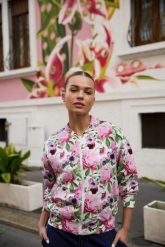 Rozpinana bluza w kwiaty różowa. Czerwone bluzy damskie MOODO, l, bez wzorów, z bawełny, bez kaptura. Za 149.99 zł.