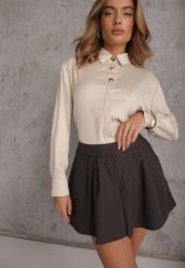 Jasnobeżowa Satynowa Koszula z Metalicznymi Guzikami w Eleganckim Stylu Lagulea. Brązowe koszule damskie Renee, m, bez wzorów, z satyny, eleganckie, bez kołnierzyka, bez ramiączek. Za 99.99 zł.