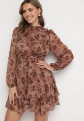 Brązowa Sukienka Rozkloszowana z Falbankami Zdobiona Metaliczną Nicią Ravistiel. Brązowe sukienki damskie Born2be, z aplikacjami, eleganckie, bez ramiączek. W wyprzedaży za 135.99 zł.