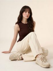 Jeansy wide leg mid waist z dekoracyjnym warkoczem na nogawce - kremowy. Białe jeansy damskie Sinsay. Za 69.99 zł.