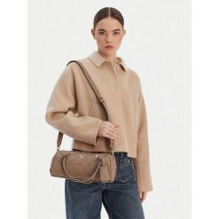 Torebka Guess. Brązowe torebki klasyczne damskie Guess, bez dodatków. Za 402.99 zł.